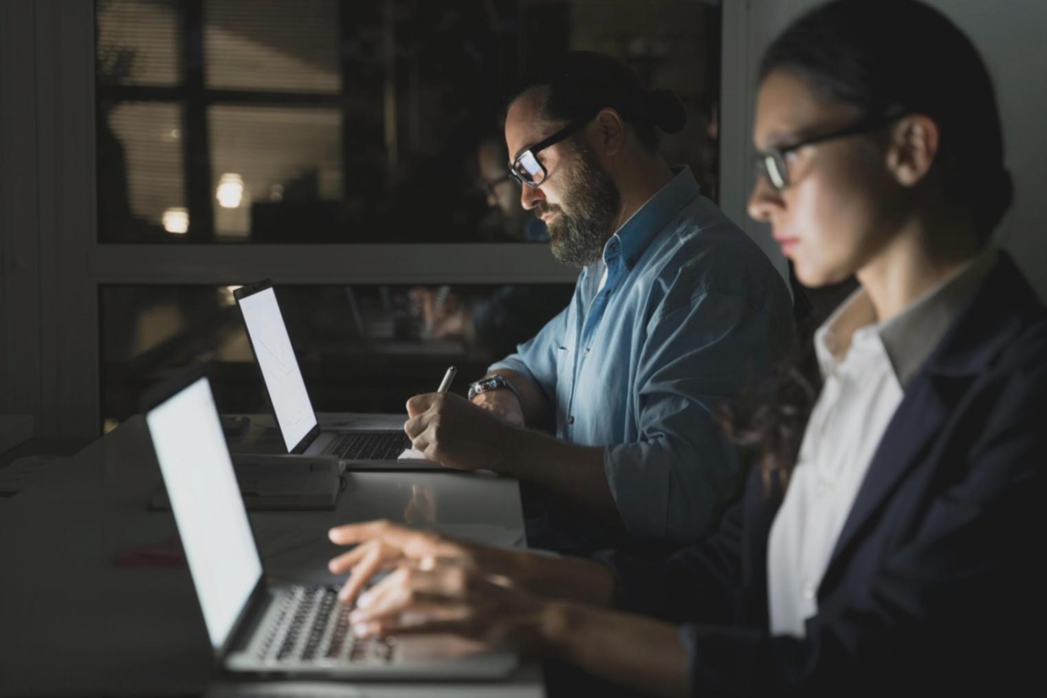Analyse de données financières sur écran d'ordinateur