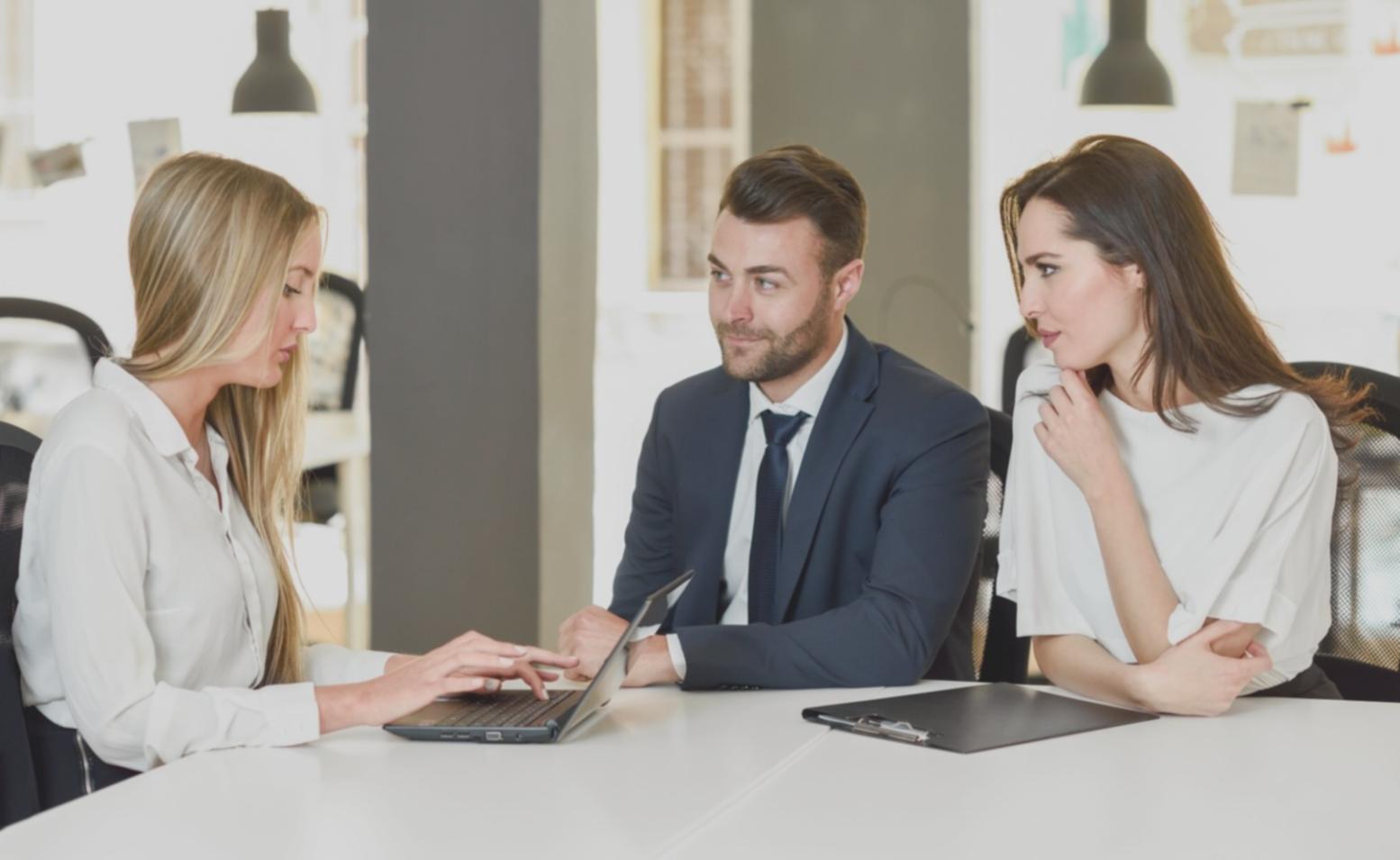Équipe travaillant sur l'optimisation des processus financiers
